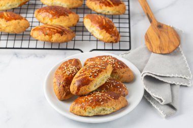 Geleneksel lezzetli el yapımı Türk hamur işi peynirli hamur işi (Türkçe adı: pogaca))