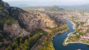 Kaunos Dalyan 'daki kaya kesimli tapınak mezarları - Türkiye (Türkçe adı; kaya mezarları) Antik Dalyan vadisi Kaunos kenti, Türkiye. Kaunos (Latince: Caunus), Anadolu 'da bir şehirdir.