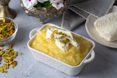 Tatlı sarı Türk tatlı peyniri halva Hosmerim beyaz tabakta mutfakta.