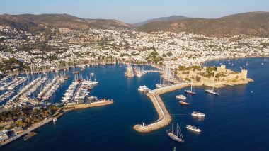 Bodrum 'un Türk Rivierası' ndaki hava manzarası. Aziz Peter Kalesi, Bodrum Kalesi ve marina manzarası