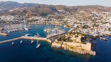 Bodrum 'un Türk Rivierası' ndaki hava manzarası. Aziz Peter Kalesi, Bodrum Kalesi ve marina manzarası