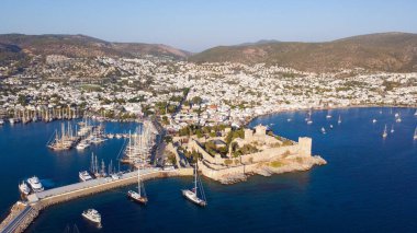 Bodrum 'un Türk Rivierası' ndaki hava manzarası. Aziz Peter Kalesi, Bodrum Kalesi ve marina manzarası