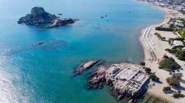 Güney Ege Bölgesi Agios Stefanos Plajı Kos Adası 'ndaki Basilica St. Stefanos Harabelerinden Kastri Adası manzarası - Yunanistan