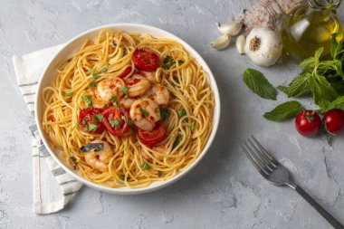 Baharatlı domates soslu makarna arrabbiata ve karides. 