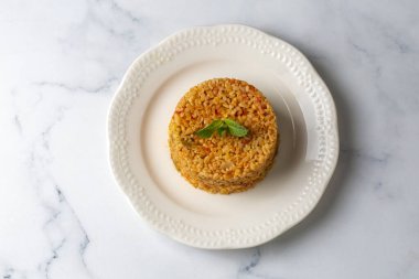 Tabakta domates sosu bulunan geleneksel Türk bulgur pilavı (Türkçe adı; meyhane pilavi))