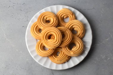 Tatlı ve lezzetli yuvarlak tereyağlı kurabiyeler. Yuvarlak halka şeklinde Alman spritz bisküvileri.