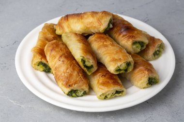 Türk Tepsi Boregi, Yuvarlak Borek, Tepsi hamur işi (Türkçe adı; rulo borek - sigara boregi). Ispanaklı Turta.