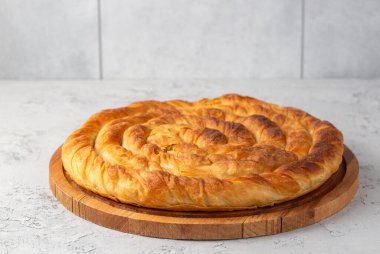 Türk Tepsi Boregi, Yuvarlak Borek, Tepsi hamur işi (Türkçe adı; rulo borek - ispanakli borek)