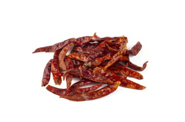 Beyaz arka planda kurutulmuş kırmızı biber.