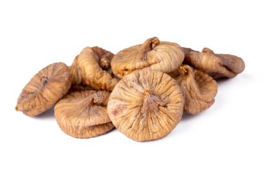 Beyaz arka planda kurumuş incir.