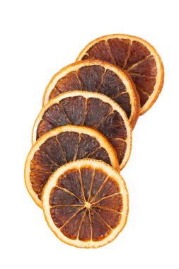 Beyaz arka planda kurutulmuş portakal ya da greyfurt dilimleri