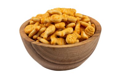 İzole edilmiş beyaz arka planda sarı balık krakerleri.