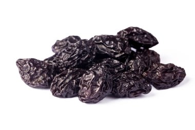 Beyaz arka planda kurutulmuş erik meyvesi..