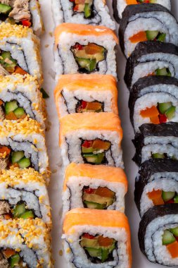 Suşi, sirkeli pirinç ve deniz ürünleri ve sebze gibi çeşitli malzemelerden oluşan geleneksel bir Japon yemeğidir..