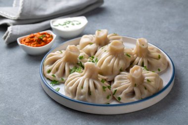 Geleneksel Gürcistan yemeği - Hinkali - Khinkali haşlanmış khinkali kuzu eti veya peynirli