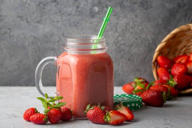 Çilekli içecek ya da milkshake..