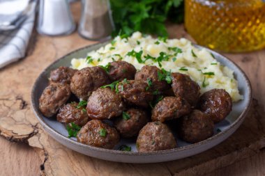 Yuvarlak şekilli köfteler ve patates püresi. Türkçe adı: kuru kofte ve patates puresi