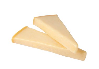 Beyaz arka planda rendelenmiş parmesan peyniri