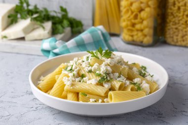 Lezzetli yemekler; Peynirli Penne Makarnası (Türkçe: peynirli makarna))