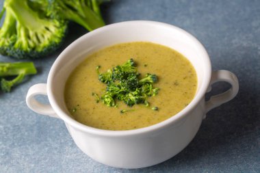 Brokoli çorbası ve yeşil sebze çorbası, kremalı diyet çorbası, sıcak servis.