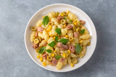 Conchiglie Rigate İtalyan makarnası ve ton balığı salatası.