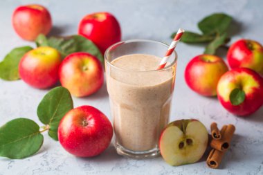 Bir bardak lezzetli elma püresi.