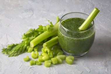 Bir bardak yeşil kereviz suyu. Kereviz içeceği sağlıklı beslenme ve detoks için hazırlandı. Kereviz püresi.