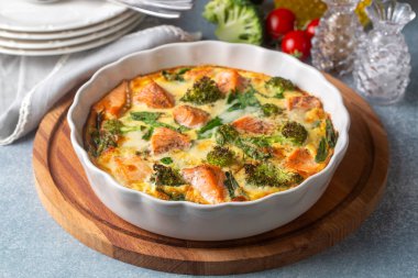 Yumurta bazlı frittata, somon, brokoli ve ıspanaklı omlet. İtalyan yemeği, yumurtalı, balıklı ve sebzeli kabuksuz kiş. Akdeniz ketojenik sağlıklı beslenme.