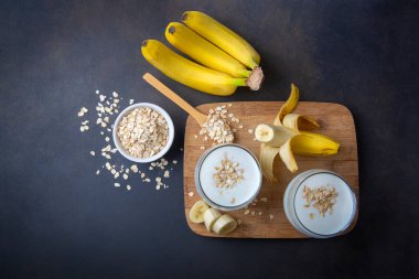 Muzlu hindistan cevizi taze kokteyli, lezzetli milkshake veya smoothie, hindistan cevizi sütü veya hindistan cevizi suyu.