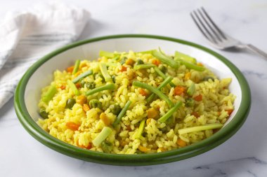 Sebzeli pirinç pilavı. Vejetaryen yemeği servis ediliyor. Türkçe adı: Sebzeli pirinc pilavi