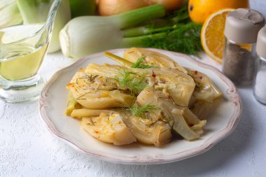 Tuz ve biberli organik rezene soğanı. Zeytinyağlı rezene tabağı.