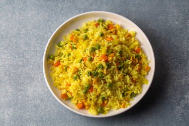 Sebzeli pirinç pilavı. Vejetaryen yemeği servis ediliyor. Türkçe adı: Sebzeli pirinc pilavi