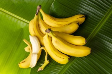 Bir demet çiğ organik muz Yenmeye hazır