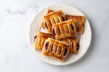 Kirazlı minyatür Danimarka çörekleri.