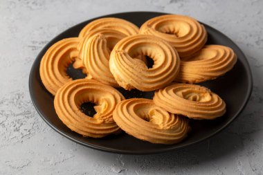 Tatlı ve lezzetli yuvarlak tereyağlı kurabiyeler. Yuvarlak halka şeklinde Alman spritz bisküvileri.