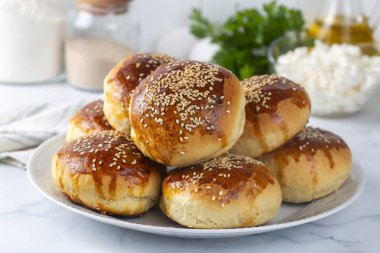 Geleneksel lezzetli el yapımı Türk hamur işi peynirli hamur işi (Türkçe adı: pogaca))