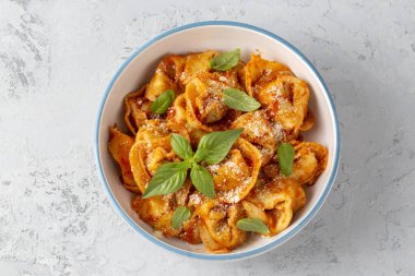 Domates soslu İtalyan tortellini makarnası - İtalyan yemeği tarzı.