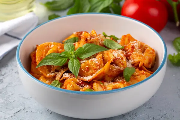 Domates soslu İtalyan tortellini makarnası - İtalyan yemeği tarzı.