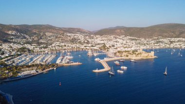 Bodrum 'un Türk Rivierası' ndaki hava manzarası. Aziz Peter Kalesi, Bodrum Kalesi ve marina manzarası