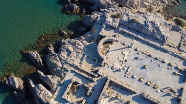 Güney Ege 'deki Agios Stefanos Sahili' ndeki Basilica St. Stefanos harabelerinden Kastri Adası manzarası - Yunanistan