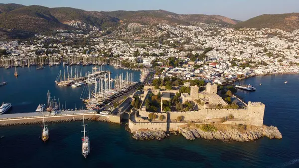 Bodrum 'un Türk Rivierası' ndaki hava manzarası. Aziz Peter Kalesi, Bodrum Kalesi ve marina manzarası