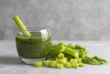 Bir bardak yeşil kereviz suyu - kereviz püresi.
