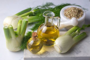 Rezene önemli petrol taze yeşil rezene twigs ve rezene tohum içinde belgili tanımlık geçmiş ile bir şişe