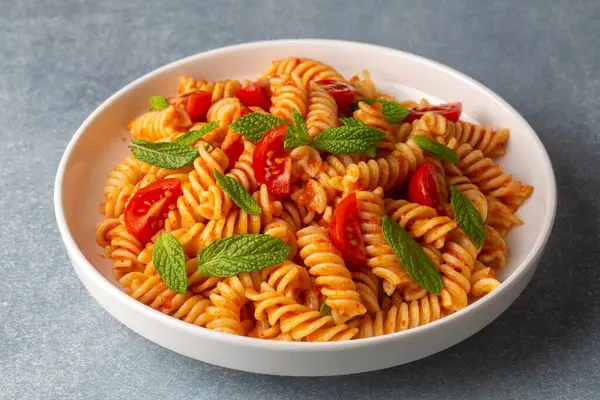 Fusilli makarna, sarmal ya da domates soslu makarna - İtalyan yemeği tarzı.