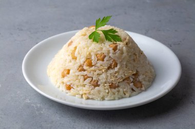 Geleneksel lezzetli Türk yemekleri; Nohutlu pilav ve tavuklu pilav (Türkçe adı: Tavuklu nohutlu pilav))