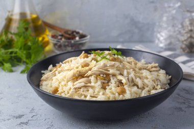 Geleneksel lezzetli Türk yemekleri; Nohutlu pilav ve tavuklu pilav (Türkçe adı: Tavuklu nohutlu pilav))