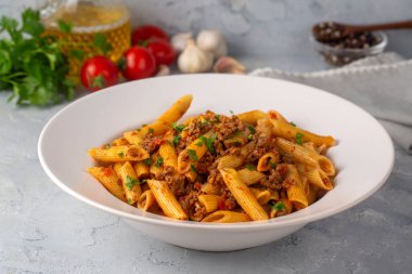 Kıyma ve domates soslu makarna.