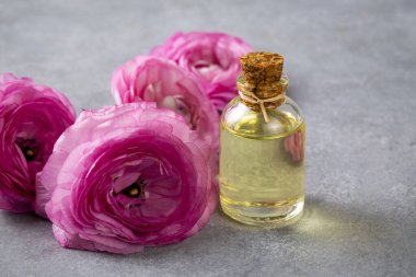 Pembe ranunculus çiçekleri gerekli yağ