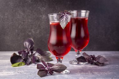 Bir bardak mor fesleğen ve mor fesleğen.