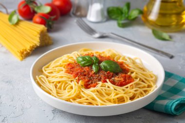 Lezzetli iştah açıcı klasik İtalyan spagettisi domates soslu makarna.